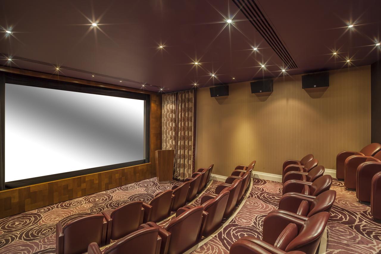 The Roseate Reading Otel Dış mekan fotoğraf The cinema at The Dorchester