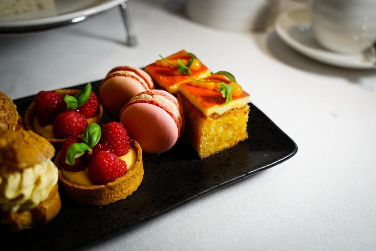 The Roseate Reading Otel Dış mekan fotoğraf A selection of cakes