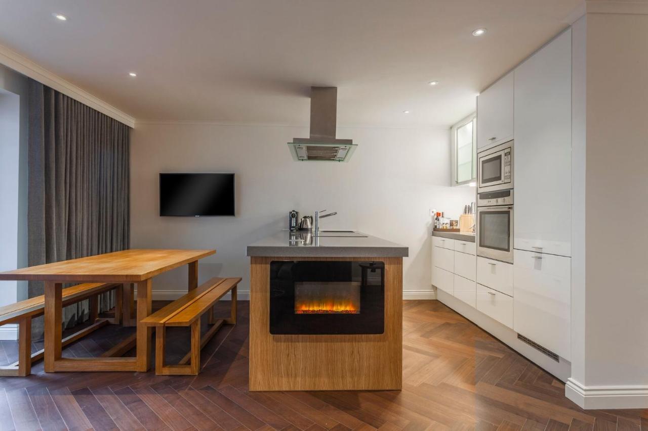 The Roseate Reading Otel Dış mekan fotoğraf A modern kitchen with a fireplace