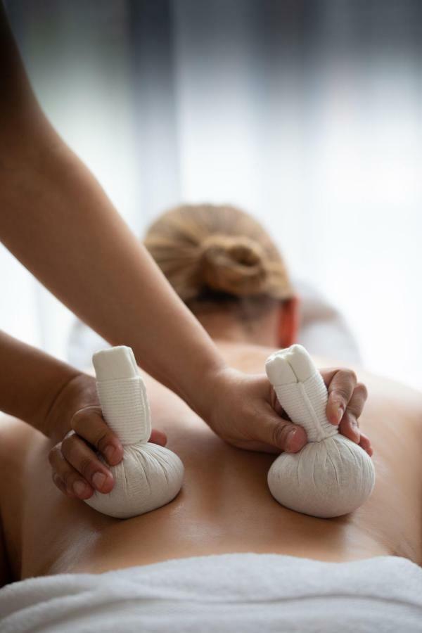 The Roseate Reading Otel Dış mekan fotoğraf Thai herbal compress massage