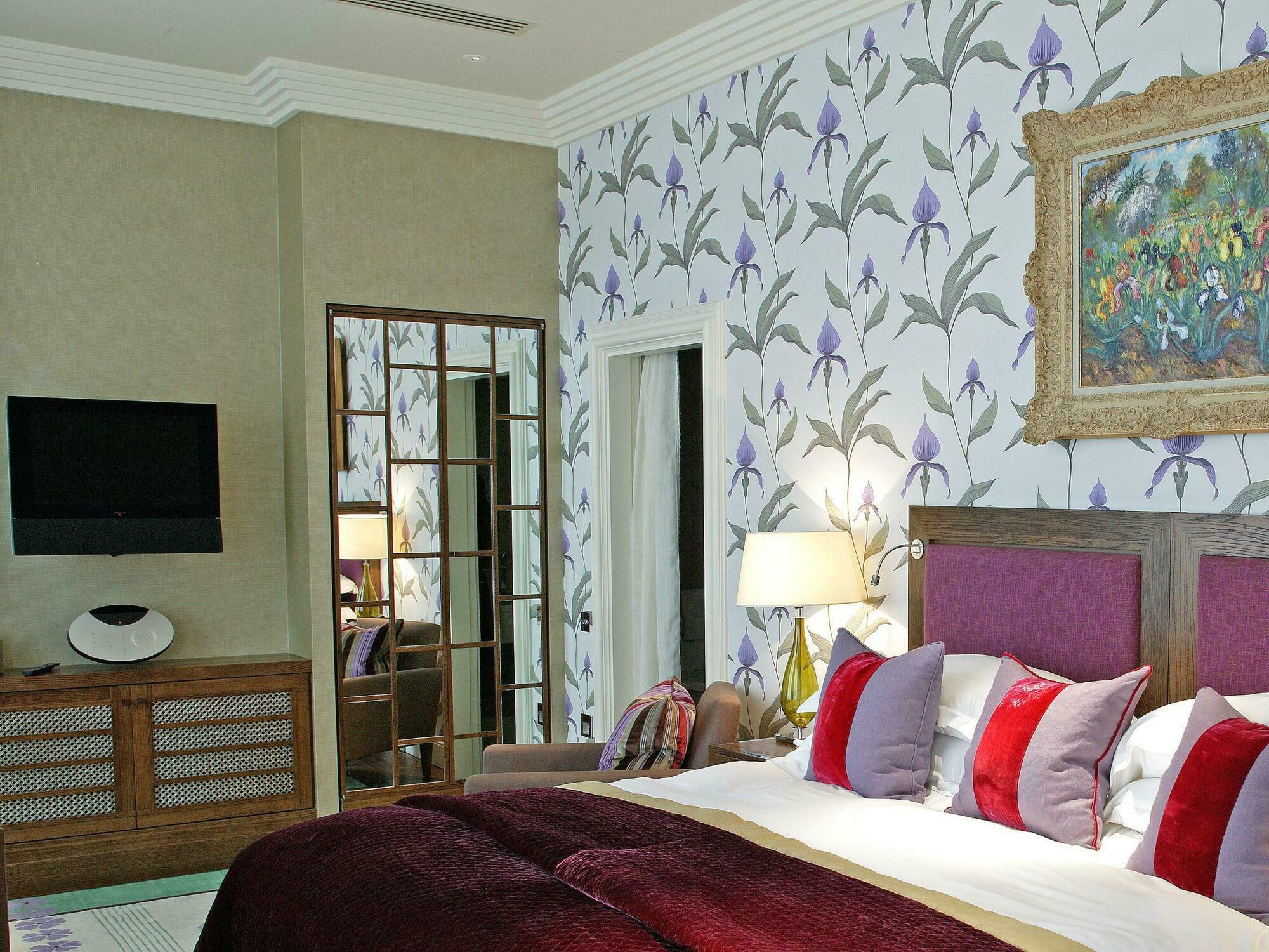 The Roseate Reading Otel Dış mekan fotoğraf A bedroom with wallpaper